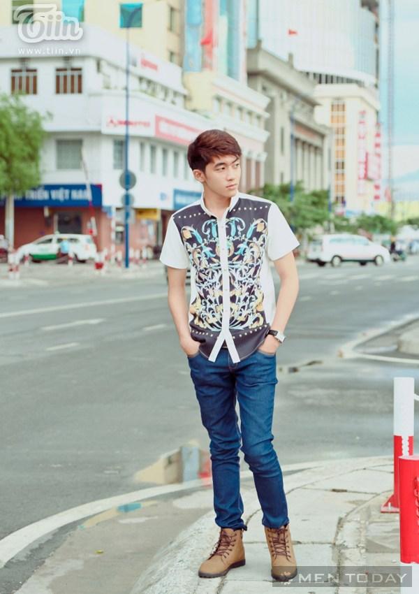 Phối đồ nam trẻ trung với áo thun sơ mi họa tiết và denim