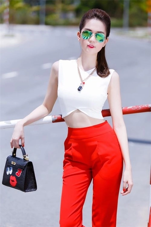 Cách diện trang phục trắng đẹp tinh khôi như ngọc trinh