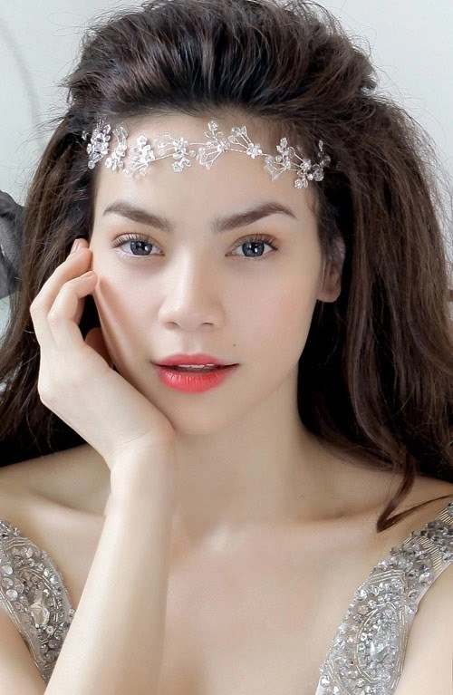 Mày cong mi dài như katun
