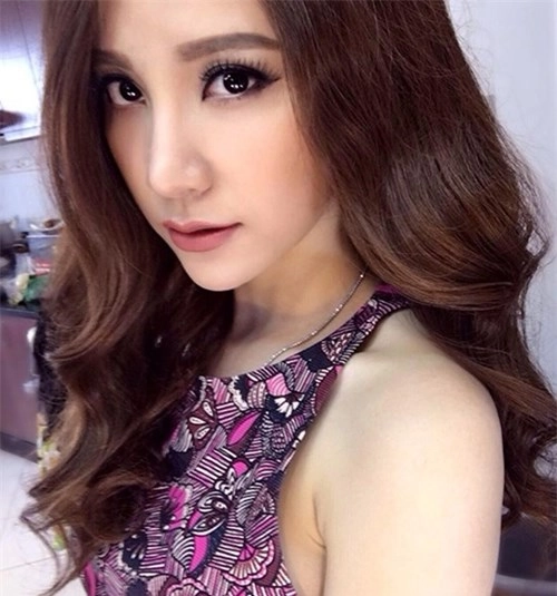 Mày cong mi dài như katun