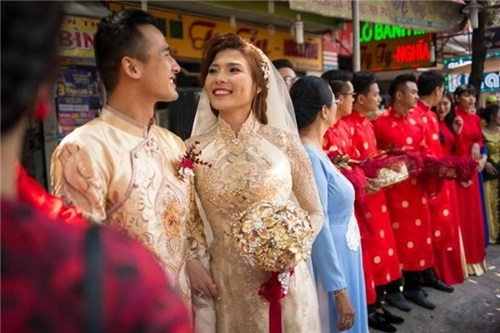 Ngắm lại váy cưới giá gần 600 triệu của thúy diễm