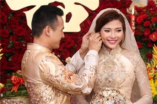 Ngắm lại váy cưới giá gần 600 triệu của thúy diễm