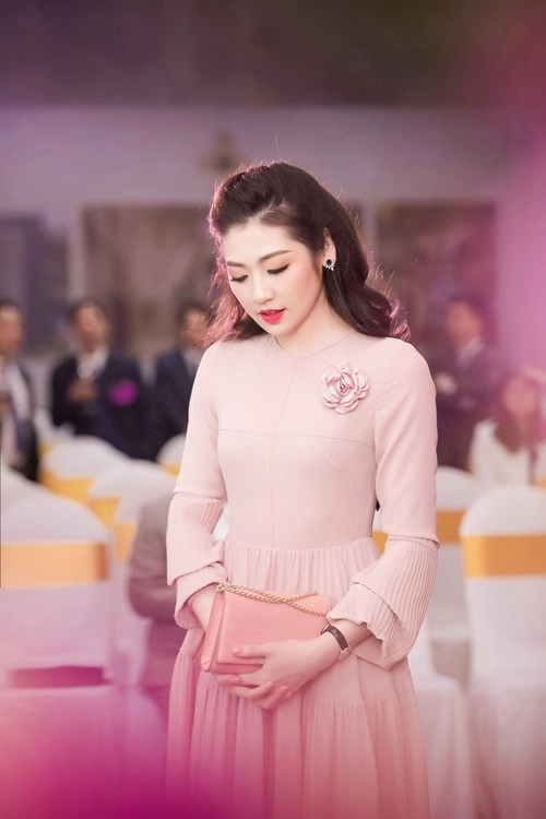 Ngắm nhìn elly trần phạm hương quyến rũ với phong cách tương phản