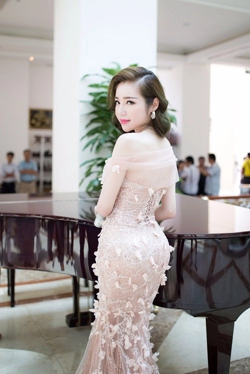 Ngắm nhìn elly trần phạm hương quyến rũ với phong cách tương phản