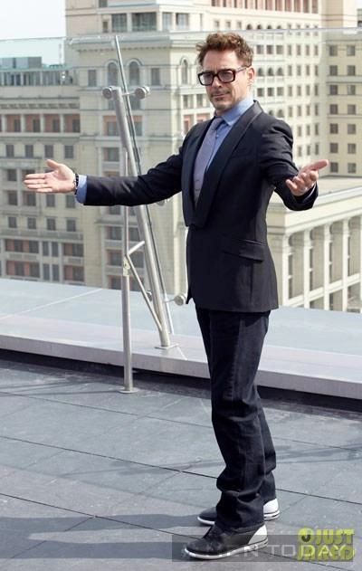robert downey jr iron man quý ông lịch lãm mê giày sneaker
