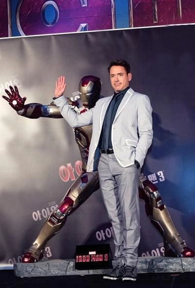 robert downey jr iron man quý ông lịch lãm mê giày sneaker