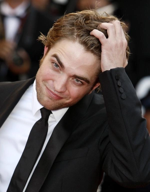 Tạo dáng cộp mác ma cà rồng robert pattison
