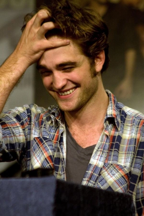 Tạo dáng cộp mác ma cà rồng robert pattison