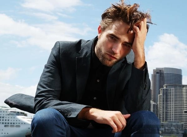 Tạo dáng cộp mác ma cà rồng robert pattison