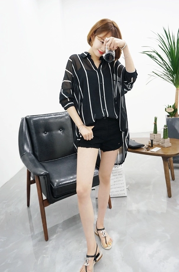 Áo sơ mi nữ kẻ sọc item đang làm mưa làm gió sàn diễn