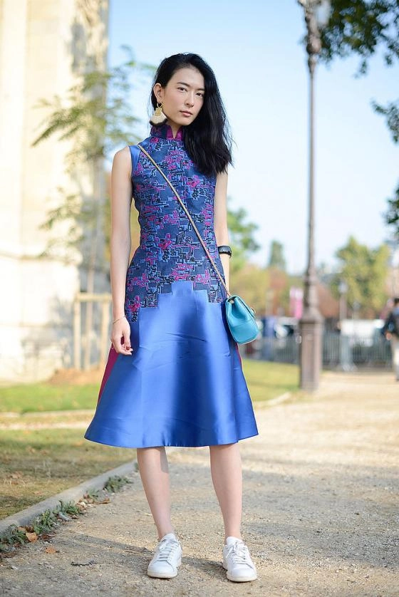 Mix váy đầm với giày thể thao cá tính cho cô nàng công sở