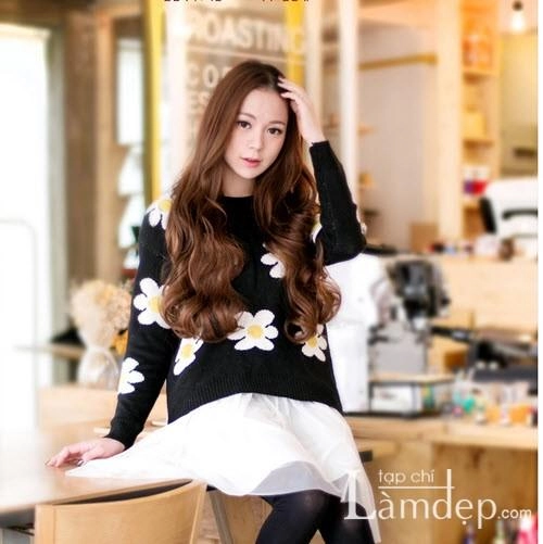 Nàng điệu đà dạo phố với tóc dài uốn đuôi
