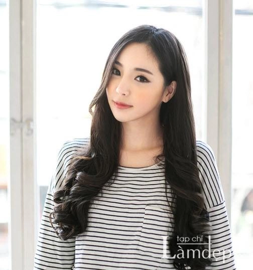 Nàng điệu đà dạo phố với tóc dài uốn đuôi