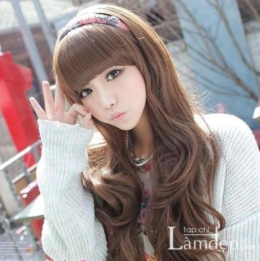Nàng điệu đà dạo phố với tóc dài uốn đuôi
