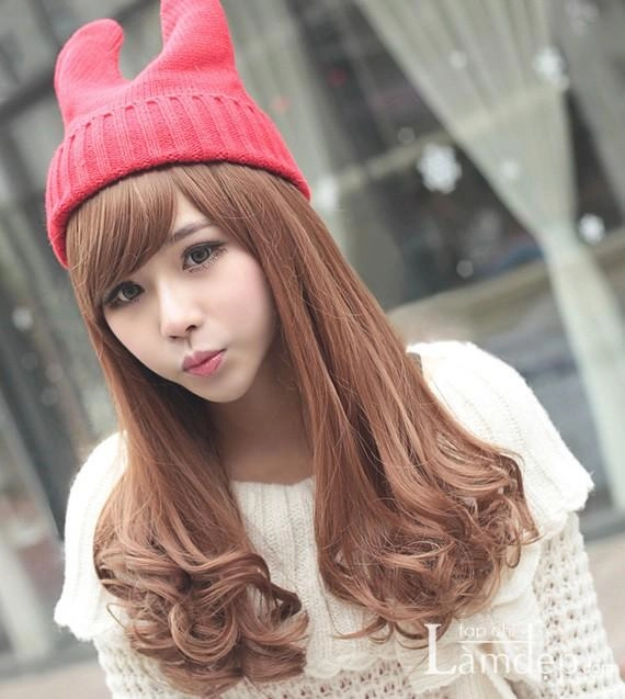 Nàng điệu đà dạo phố với tóc dài uốn đuôi