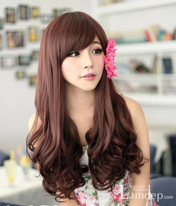Nàng điệu đà dạo phố với tóc dài uốn đuôi
