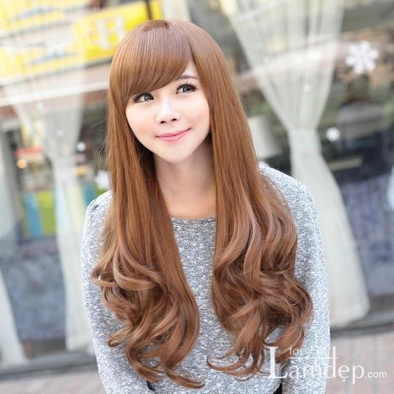 Nàng điệu đà dạo phố với tóc dài uốn đuôi