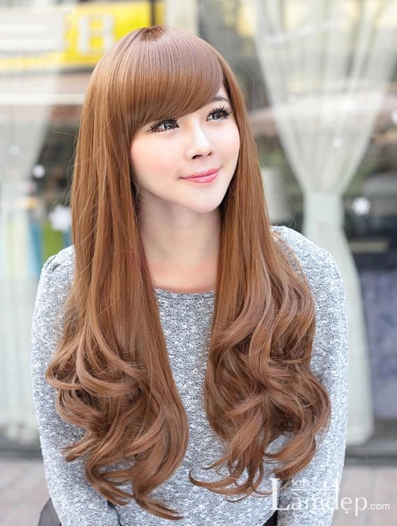 Nàng điệu đà dạo phố với tóc dài uốn đuôi