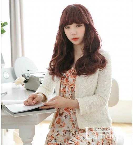 Nàng điệu đà dạo phố với tóc dài uốn đuôi