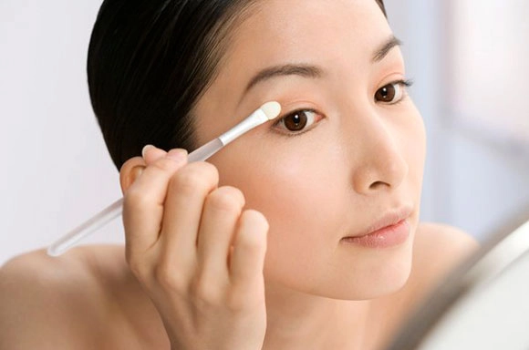 Những thói quen không tốt mà các nàng nên tránh khi trang điểm