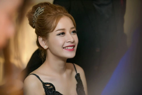 Tóc búi cao đẹp sang trọng của chi pu