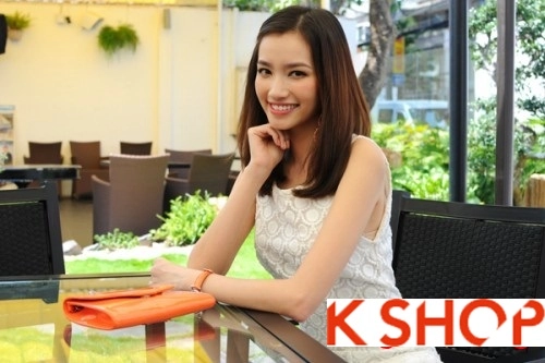 Bạn gái dễ thương với tóc ngắn duỗi phồng