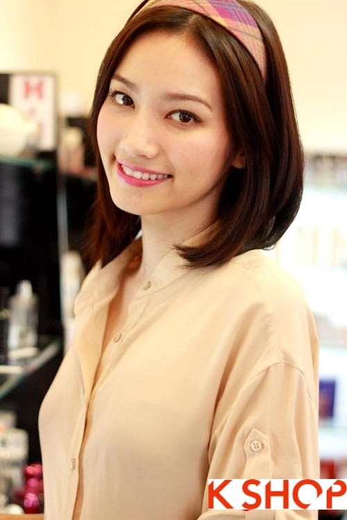 Bạn gái dễ thương với tóc ngắn duỗi phồng