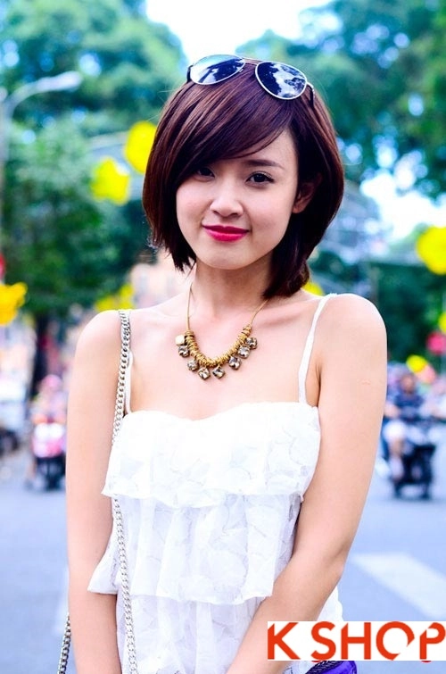Bạn gái dễ thương với tóc ngắn duỗi phồng