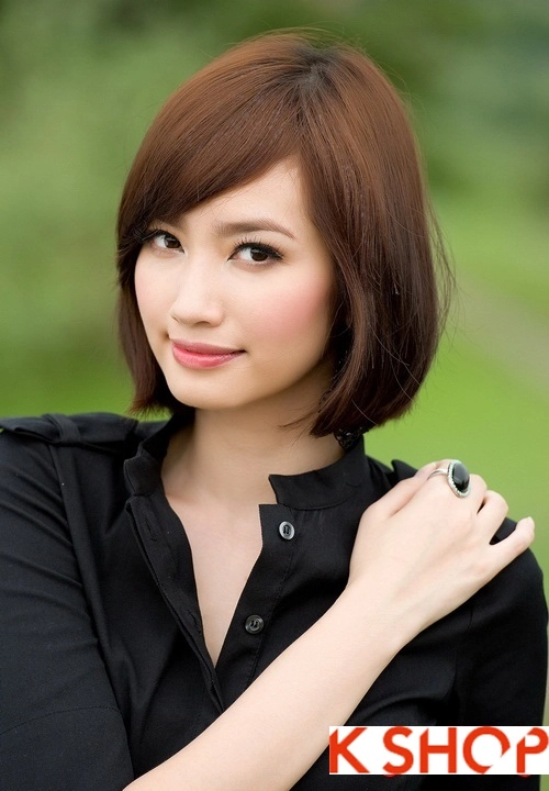 Bạn gái dễ thương với tóc ngắn duỗi phồng
