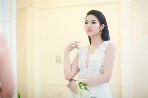 Ngọc hân tú anh xinh như tiên nữ với váy áo trắng tinh