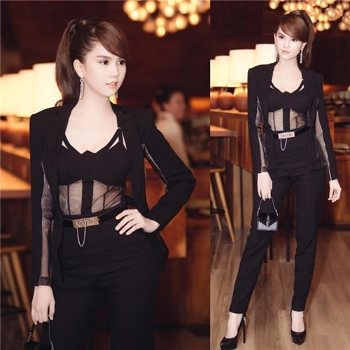 Nhìn lại bộ trang phục hở hết cỡ của ngọc trinh