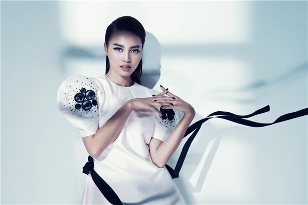 Ninh dương lan ngọc sexy hết cỡ với váy áo mỏng tang
