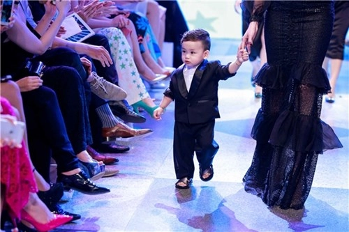 Các nhóc tì nhà sao việt trình diễn catwalk cực đáng yêu và chất