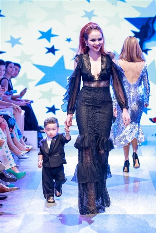 Các nhóc tì nhà sao việt trình diễn catwalk cực đáng yêu và chất