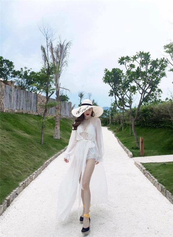 Phạm hương hồ hà đọ eo thắt chân dài gợi cảm