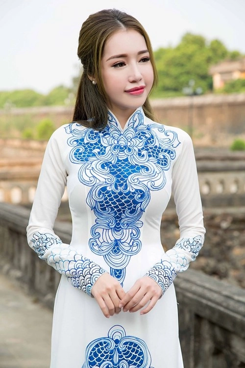 Elly trần diện áo dài xưa và nay khác nhau một trời một vực