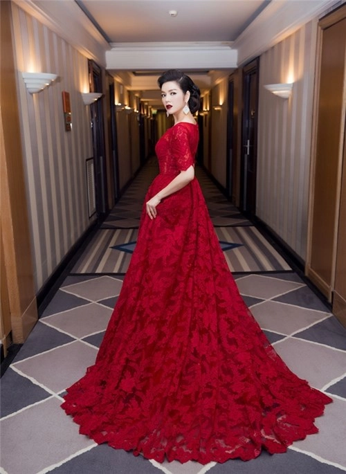 Lý nhã kỳ diện váy đỏ rực tung hoành ở cannes