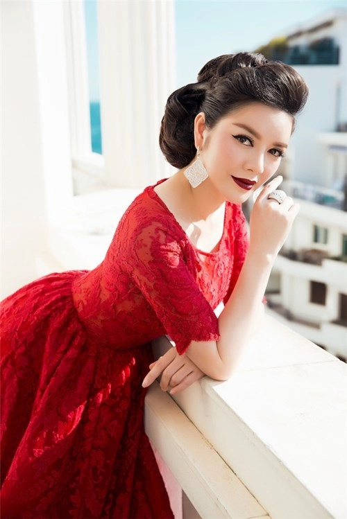 Lý nhã kỳ diện váy đỏ rực tung hoành ở cannes