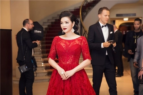 Lý nhã kỳ diện váy đỏ rực tung hoành ở cannes