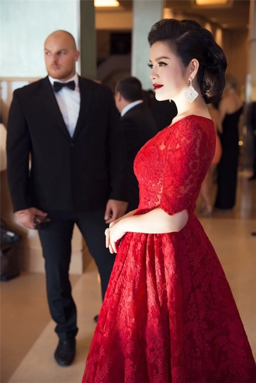 Lý nhã kỳ diện váy đỏ rực tung hoành ở cannes