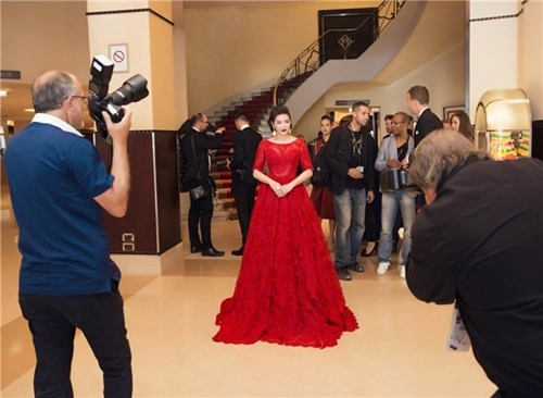 Lý nhã kỳ diện váy đỏ rực tung hoành ở cannes