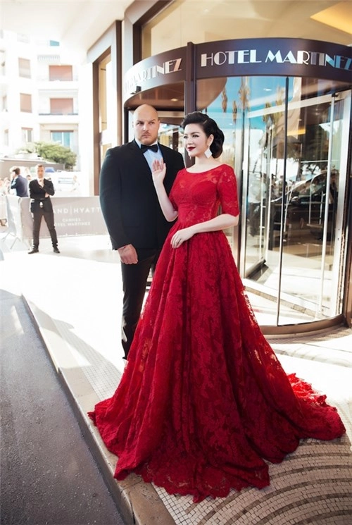 Lý nhã kỳ diện váy đỏ rực tung hoành ở cannes