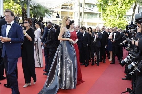 Lý nhã kỳ diện váy đỏ rực tung hoành ở cannes