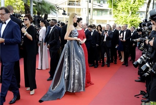 Lý nhã kỳ diện váy đỏ rực tung hoành ở cannes