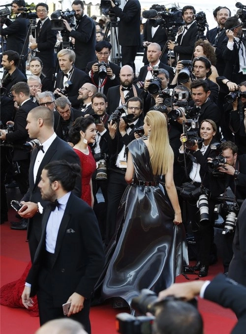 Lý nhã kỳ diện váy đỏ rực tung hoành ở cannes
