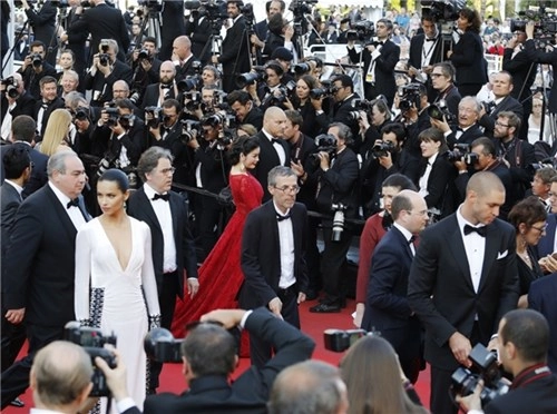 Lý nhã kỳ diện váy đỏ rực tung hoành ở cannes