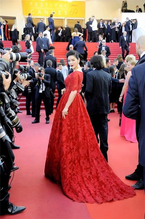 Lý nhã kỳ diện váy đỏ rực tung hoành ở cannes
