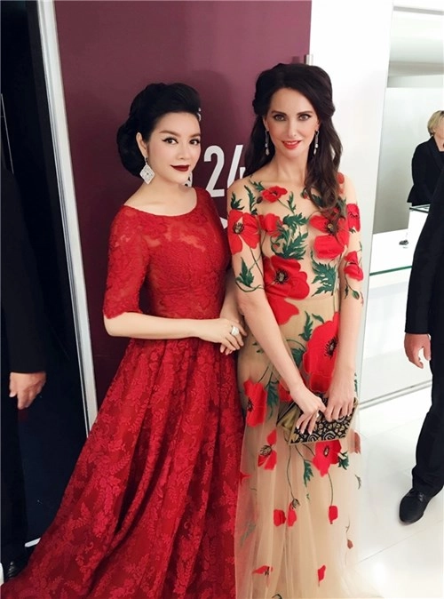 Lý nhã kỳ diện váy đỏ rực tung hoành ở cannes