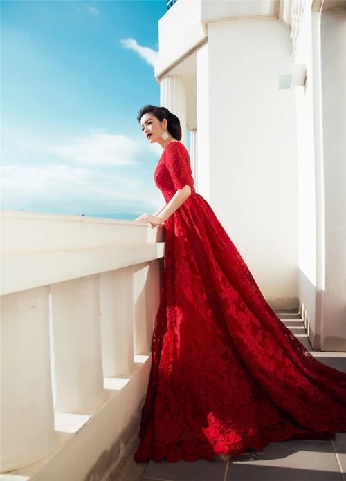 Lý nhã kỳ diện váy đỏ rực tung hoành ở cannes