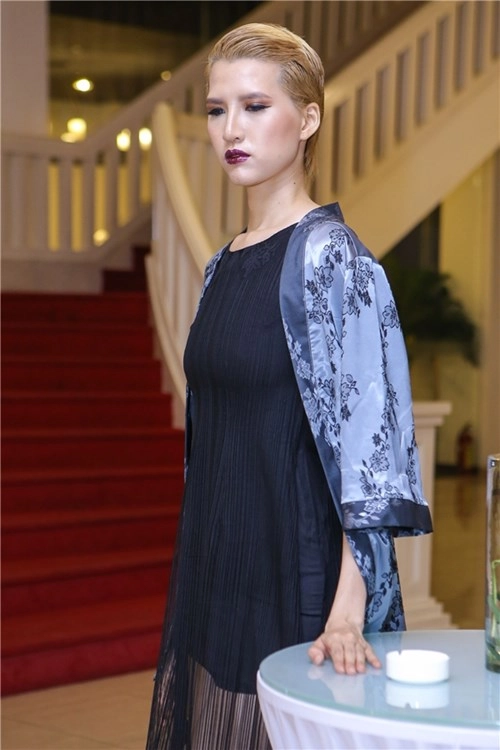 Ngỡ ngàng nhan sắc như ma nơ canh của chân dài 1m90 hồng xuân